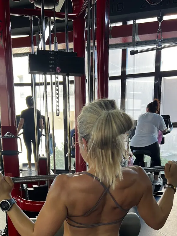 A member doing lat pulldowns, seen from behind